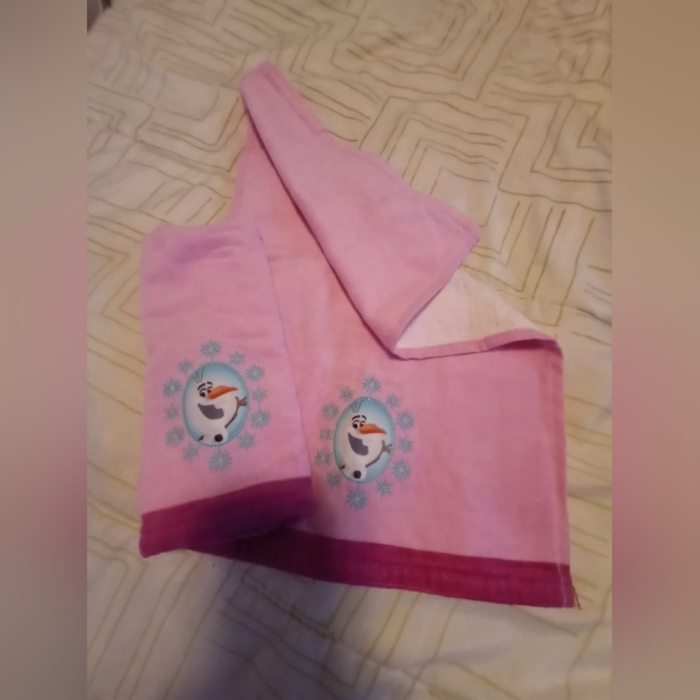 Set of 2 Olaf tip towels.